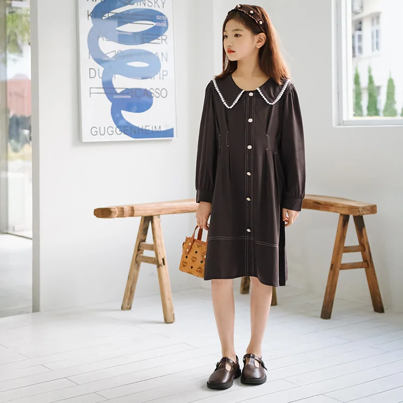 Джинсовое платье с длинным рукавом, V-образным вырезом и кружевом
Джинсовое платье с длинным рукавом, V-образным вырезом и кружевом