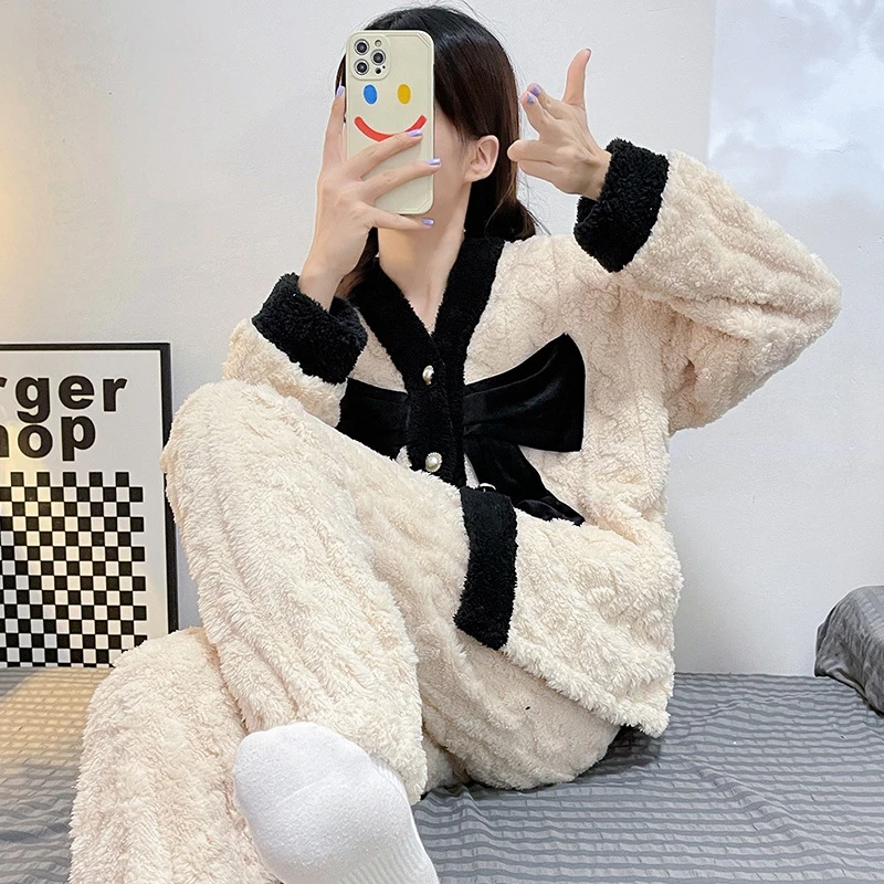 Winter New Pajamas Women's Jacquard Plush Sweet V-neck Cardigan Comfortable Warm Can Be Worn Outside Loungewear Set 2022 New 
Winter New Pajamas Women's Jacquard Plush Sweet V-neck Cardigan Comfortable Warm Can Be Worn Outside Loungewear Set 2022 New