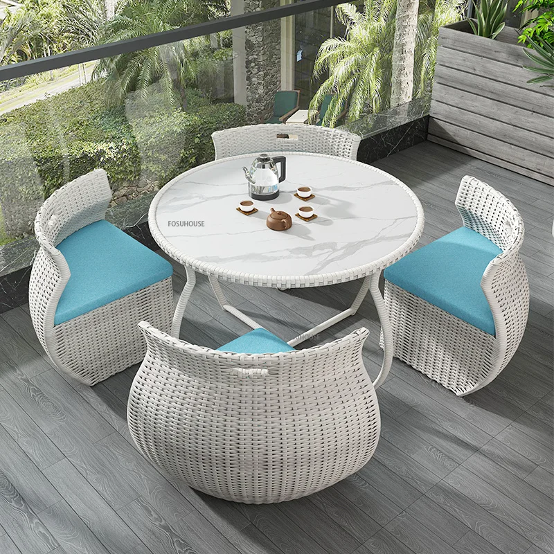 

Набор уличной мебели из ротанга, креативный современный садовый стол и стулья, комплект из трех предметов, маленький обеденный стол для балкона