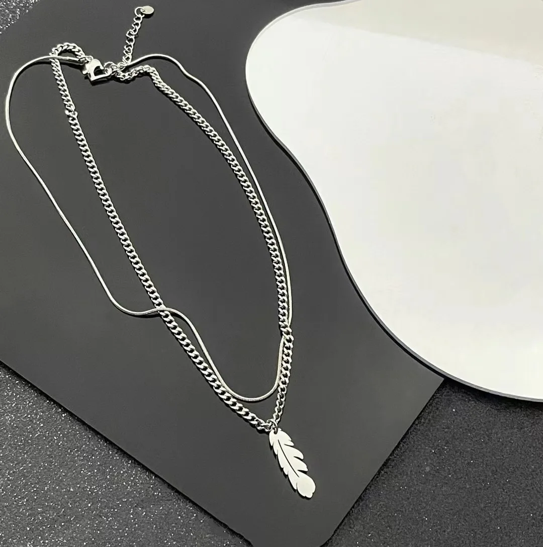 Fashion Double Chain Feather Necklace For Woman Man 2023 Hip Hop Punk Pendant Valentines Couple Gifts Ornaments Chokers Charms
Fashion Double Chain Feather Necklace For Woman Man 2023 Hip Hop Punk Pendant Valentines Couple Gifts Ornaments Chokers Charms
