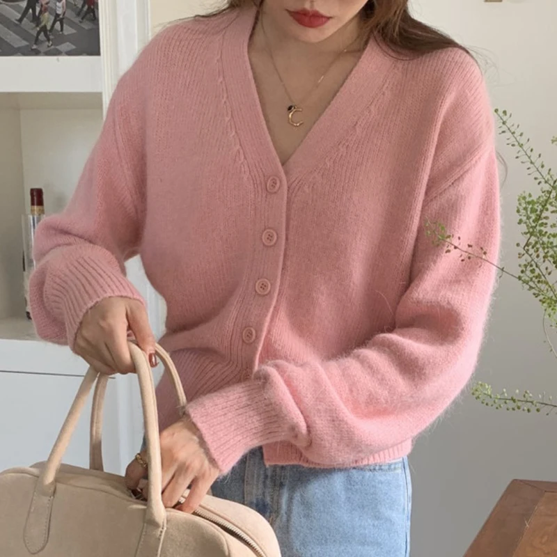 Женский трикотажный кардиган с глубоким V-образным вырезом
Женский трикотажный кардиган с глубоким V-образным вырезом
