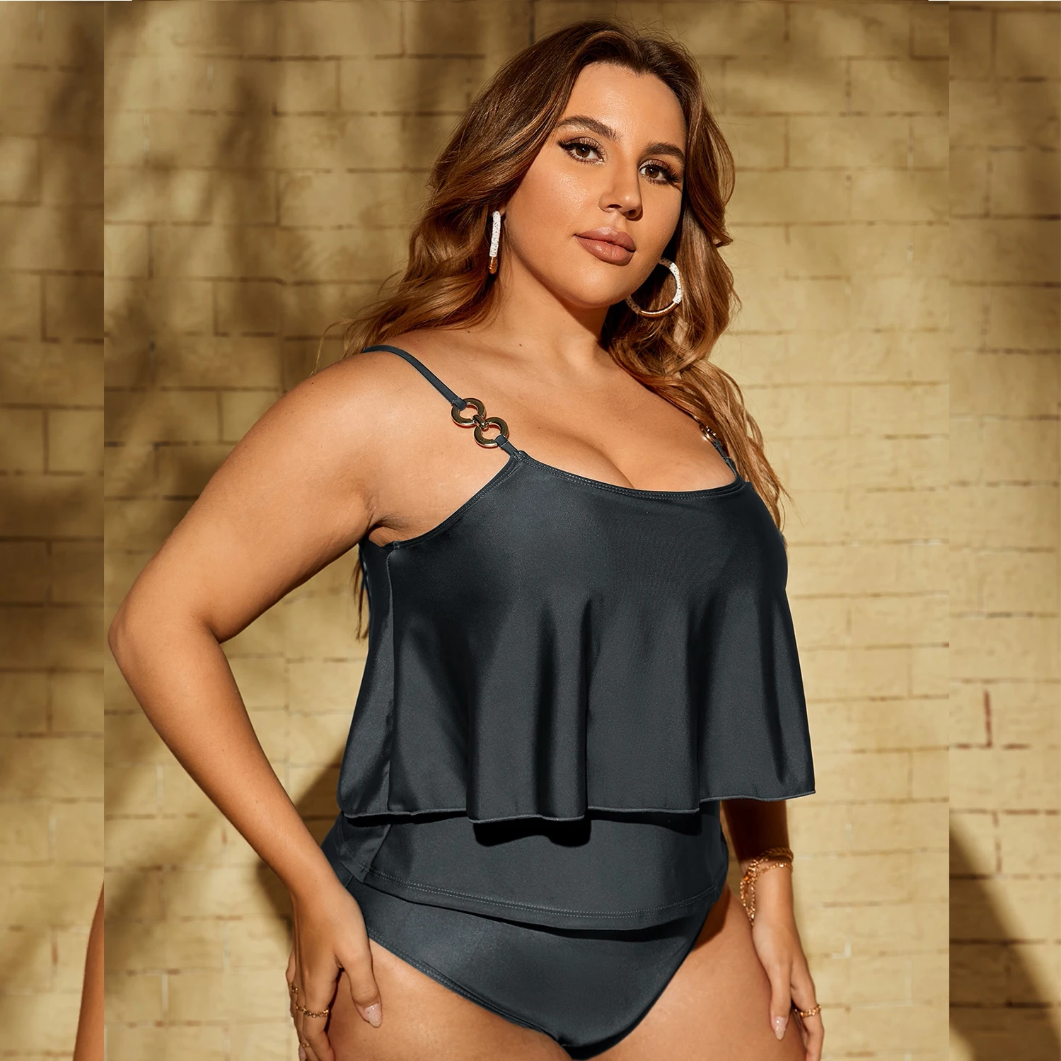 Однотонный темно-серый женский купальник из двух предметов с утонченными кольцами и лямкой на шее 
Однотонный темно-серый женский купальник из двух предметов с утонченными кольцами и лямкой на шее