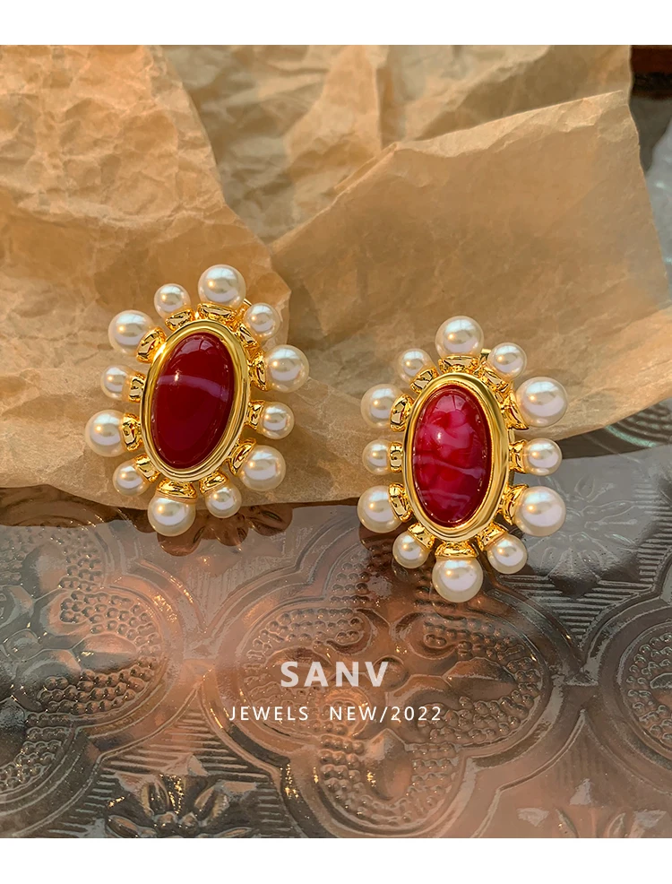 Серьги-гвоздики с жемчугом в стиле ретро 
Серьги-гвоздики с жемчугом в стиле ретро