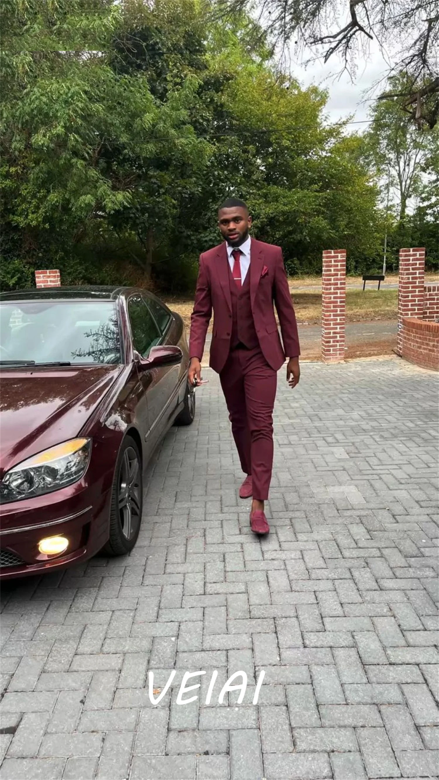 Костюм мужской винно-красный из блейзера, смокинга, жилета и брюк
Костюм мужской винно-красный из блейзера, смокинга, жилета и брюк