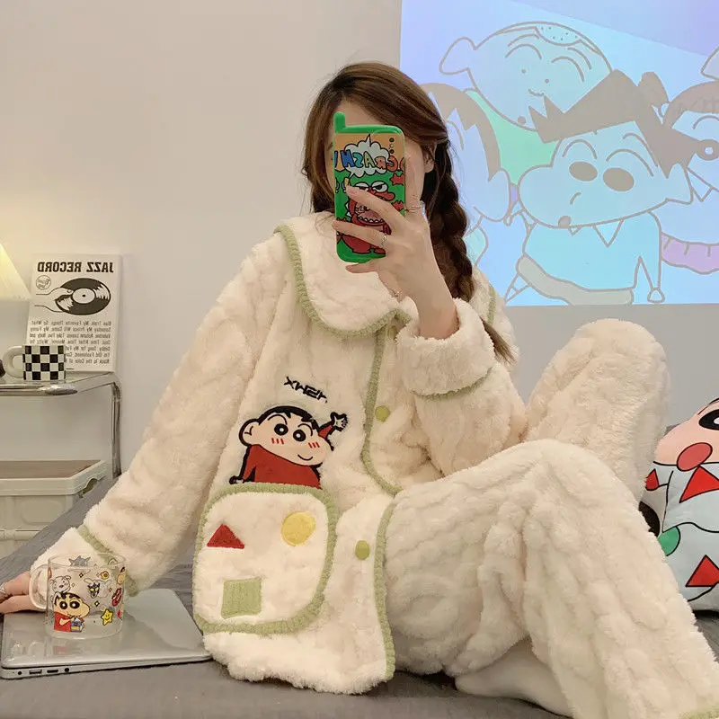 Зимняя Милая Пижама Crayon Shinchan, мультяшный аниме женский пижамный комплект, фланелевая утепленная теплая Домашняя одежда, белый
Зимняя Милая Пижама Crayon Shinchan, мультяшный аниме женский пижамный комплект, фланелевая утепленная теплая Домашняя одежда, белый