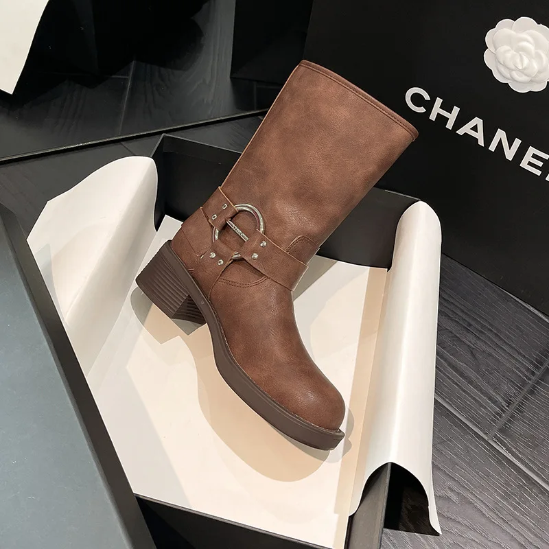 Retro New Women Mid Calf Boots Fashion Thick Bottom Belt Buckle Metal Decoration Knight Boots High Top Western Modern Boots
Retro New Women Mid Calf Boots Fashion Thick Bottom Belt Buckle Metal Decoration Knight Boots High Top Western Modern Boots