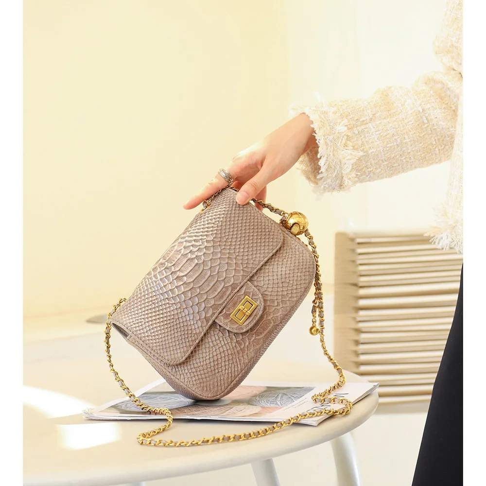 Fashion First Layer Cowhide Shoulder Bag Serpentine Genuine Leather Women Casual Crossbody Bag Lady Metal Chain Sling Bag
Fashion First Layer Cowhide Shoulder Bag Serpentine Genuine Leather Women Casual Crossbody Bag Lady Metal Chain Sling Bag