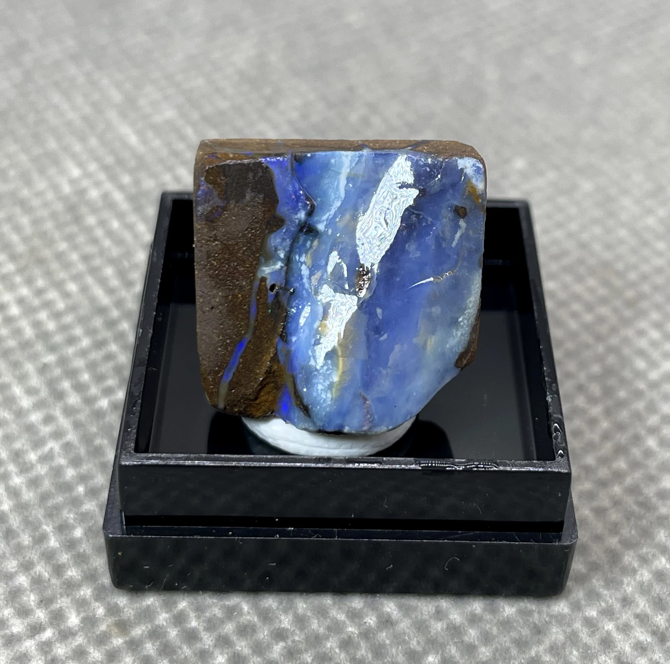 NEW! 100% natural rare Australian iron opal (photographed in wet water state) gem mineral specimen Opal size is about 1-1.5cm
NEW! 100% natural rare Australian iron opal (photographed in wet water state) gem mineral specimen Opal size is about 1-1.5cm