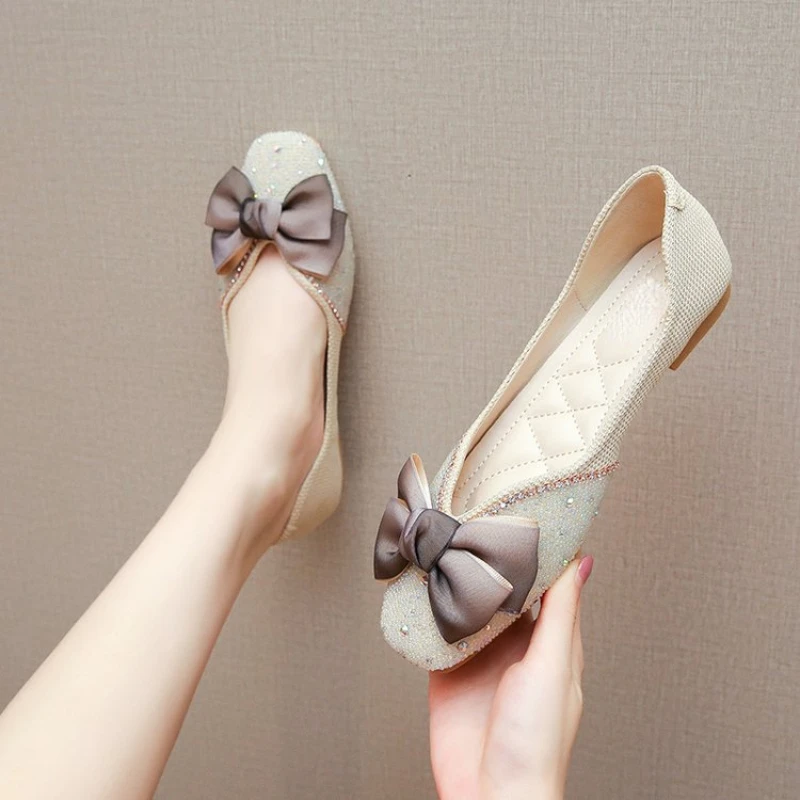 Туфли женские из лакированной кожи, заостренный носок, плоская подошва, бант, повседневная обувь, балетки, летние
Туфли женские из лакированной кожи, заостренный носок, плоская подошва, бант, повседневная обувь, балетки, летние