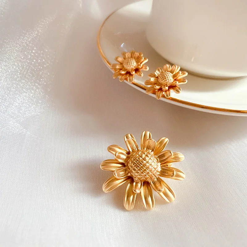 VintageNew Retro Fog Gold Small Fragrant Sunflower Stereo Relief Brooch 925 Silver Needle Earrings Earrings Ladies Jewelry
VintageNew Retro Fog Gold Small Fragrant Sunflower Stereo Relief Brooch 925 Silver Needle Earrings Earrings Ladies Jewelry
