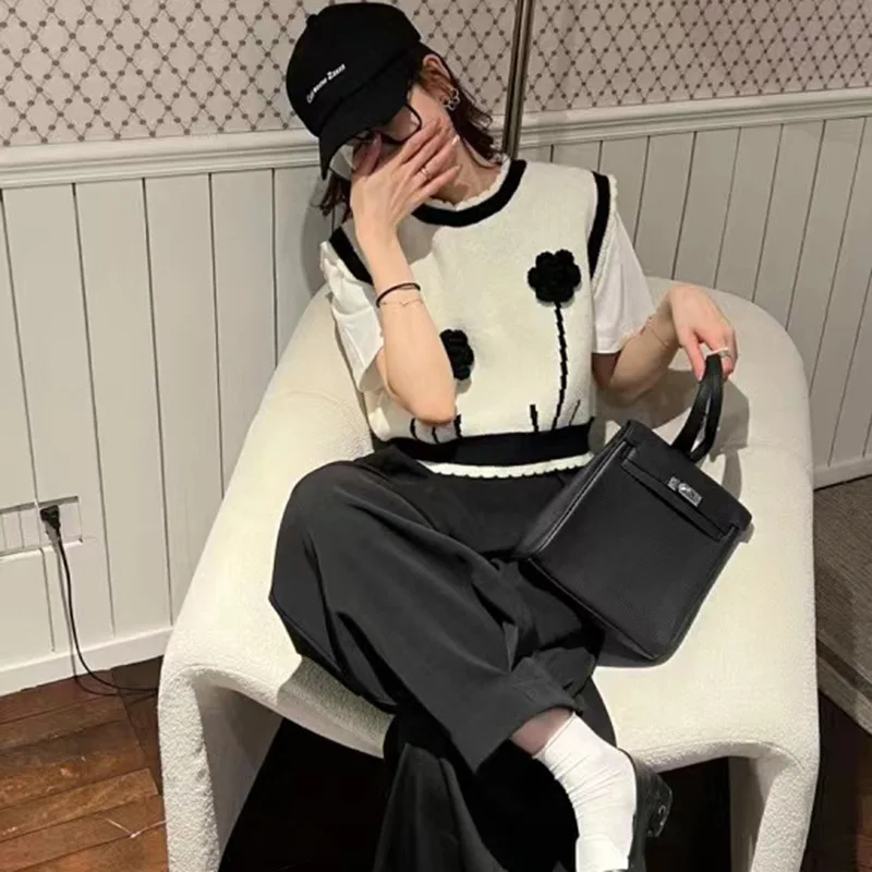 Autumn Winter Round Neck Knitted Vest Sweater Women Korean Waistcoat Pullovers Sleeveless Embroidery Female Top New 2023 T360
Autumn Winter Round Neck Knitted Vest Sweater Women Korean Waistcoat Pullovers Sleeveless Embroidery Female Top New 2023 T360