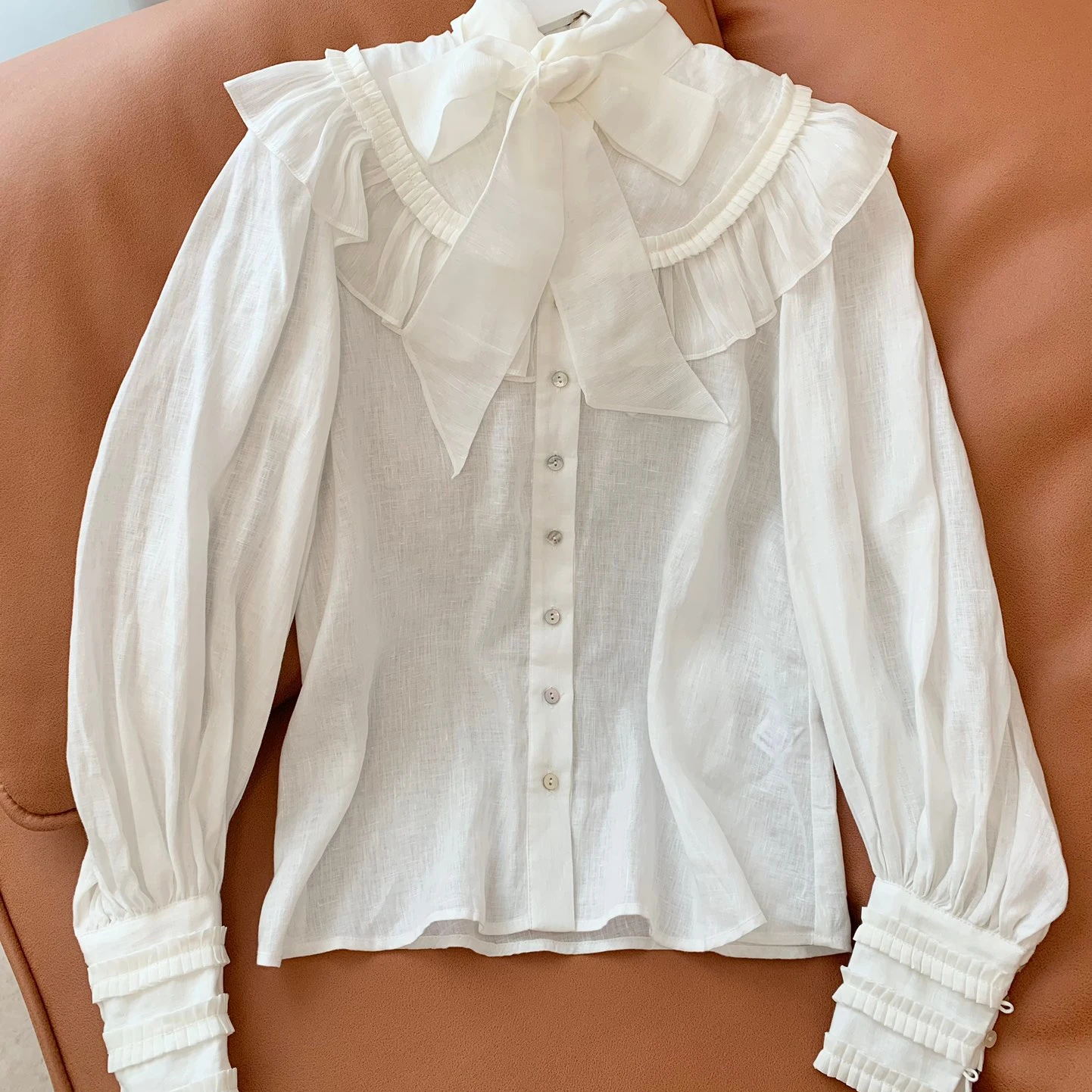 Женская блузка с оборками, элегантная белая Съемная блузка с галстуком-бабочкой и пуговицами-фонариками, лето 2023 
Женская блузка с оборками, элегантная белая Съемная блузка с галстуком-бабочкой и пуговицами-фонариками, лето 2023