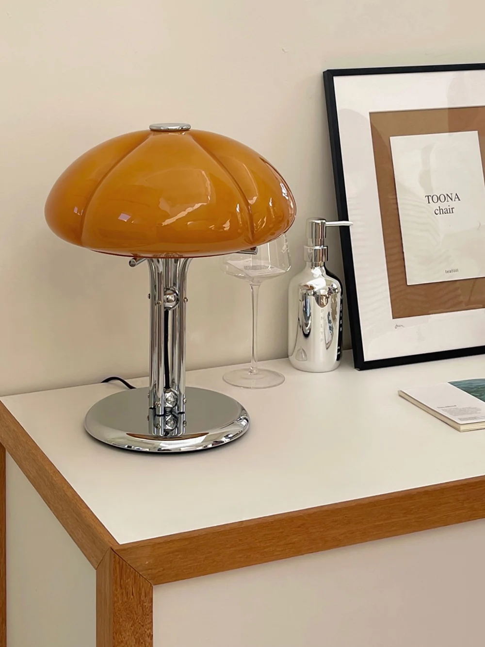 Bauhaus medieval table lamp retro light and luxurious bedroom atmosphere bedside lamp Nordic decorative table light
Bauhaus medieval table lamp retro light and luxurious bedroom atmosphere bedside lamp Nordic decorative table light
