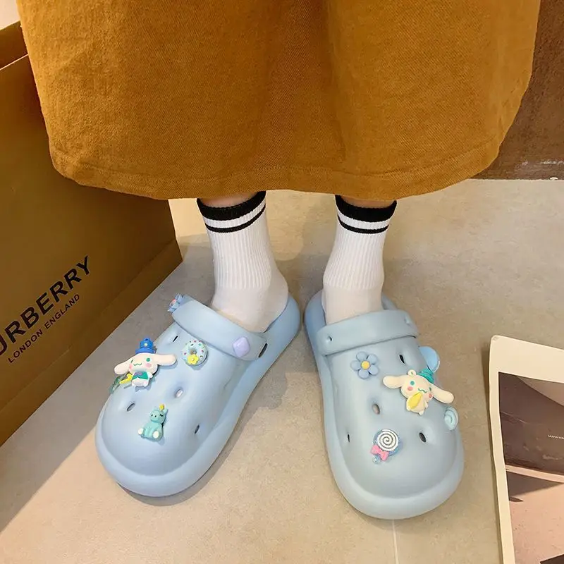 Сандалии Kawaii Sanrio Cinnamoroll аниме Crocs Женские Летние Симпатичные сандалии с героями мультфильмов женские сандалии подарки для девочек
Сандалии Kawaii Sanrio Cinnamoroll аниме Crocs Женские Летние Симпатичные сандалии с героями мультфильмов женские сандалии подарки для девочек