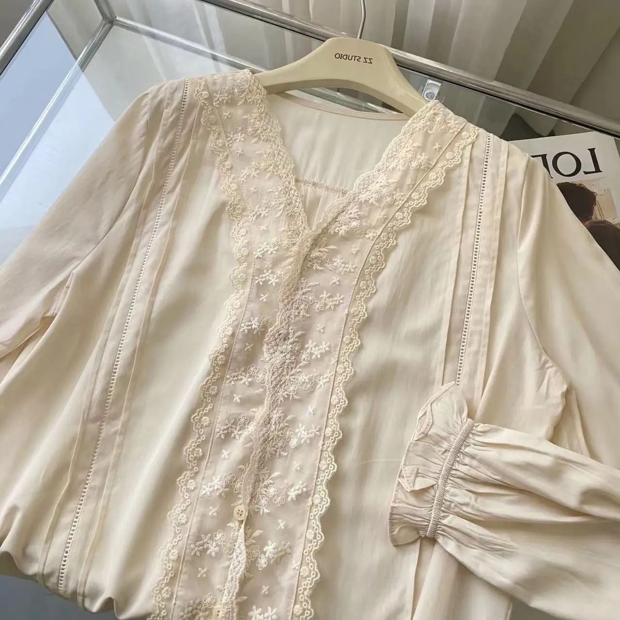 2023 Korean Chic Spring Summer Sweet V-neck Splicing Hollow Out Lace Single Breasted Sleeve Shirt Blouse Women's Top
2023 Korean Chic Spring Summer Sweet V-neck Splicing Hollow Out Lace Single Breasted Sleeve Shirt Blouse Women's Top