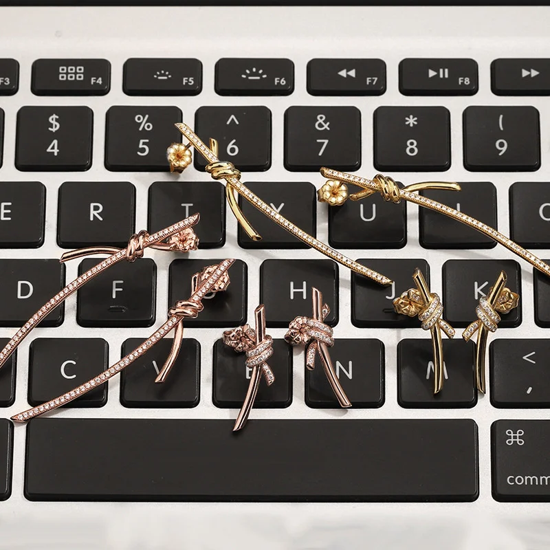 925 Sterling Silver Knot Earrings For Women High Quality Fine Fashion Jewelry Diamonds Stud Strendy Luxury Unique Designers
925 Sterling Silver Knot Earrings For Women High Quality Fine Fashion Jewelry Diamonds Stud Strendy Luxury Unique Designers