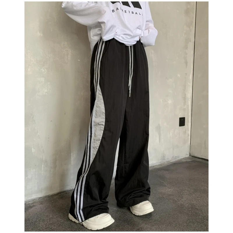 Брюки-карго женские с завышенной талией и широкими штанинами
Брюки-карго женские с завышенной талией и широкими штанинами