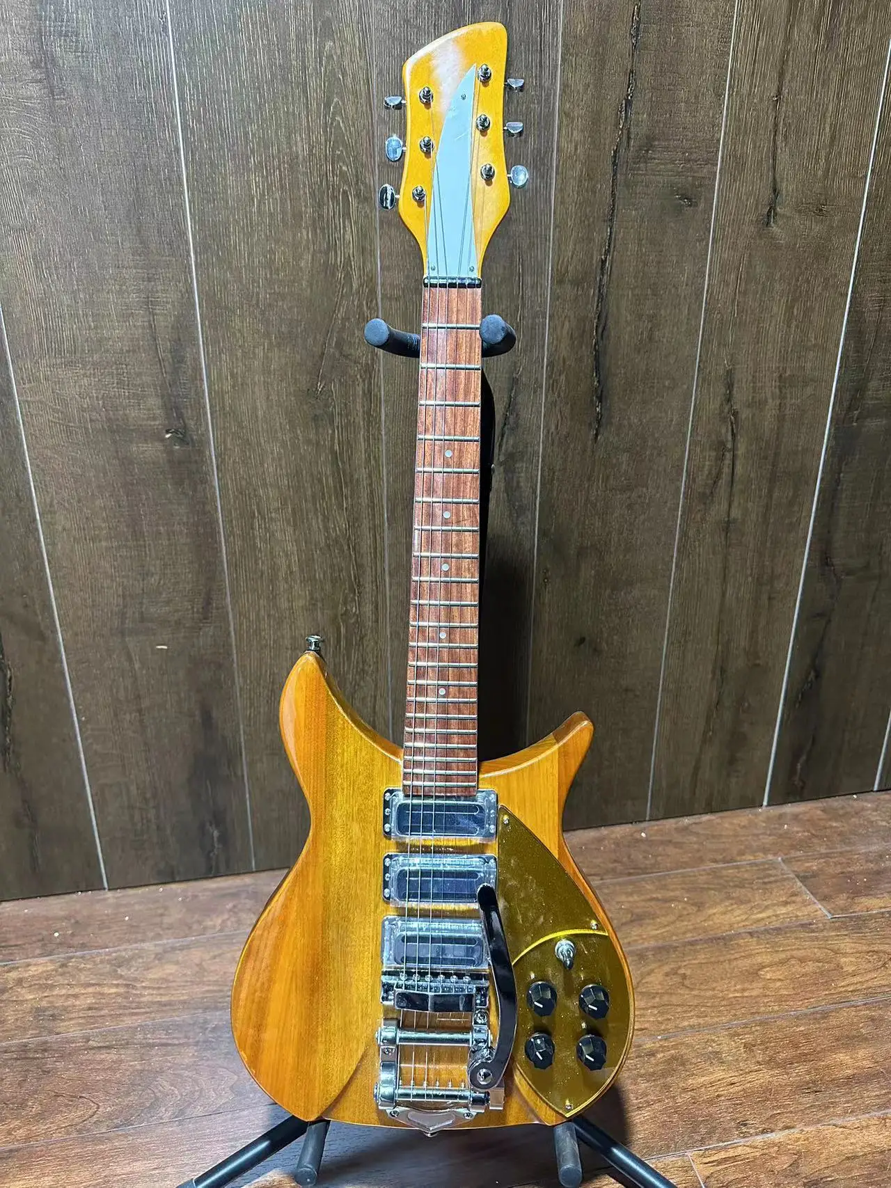 Rickenbacker электрическая гитара с мостом системы tremols черного цвета, Высококачественная гитара
Rickenbacker электрическая гитара с мостом системы tremols черного цвета, Высококачественная гитара