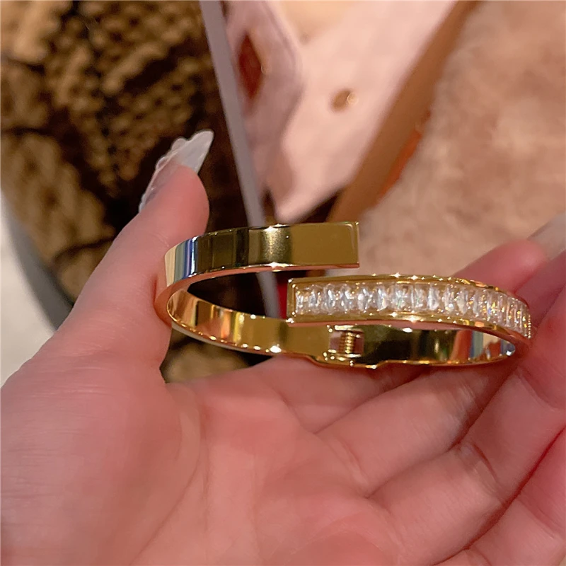 Gold Bracelet Gift Palace Style High-end Inlaid Zircon Bracelet Exquisite Light Luxury Ins Style Temperament Bracelet Bangles 
Gold Bracelet Gift Palace Style High-end Inlaid Zircon Bracelet Exquisite Light Luxury Ins Style Temperament Bracelet Bangles