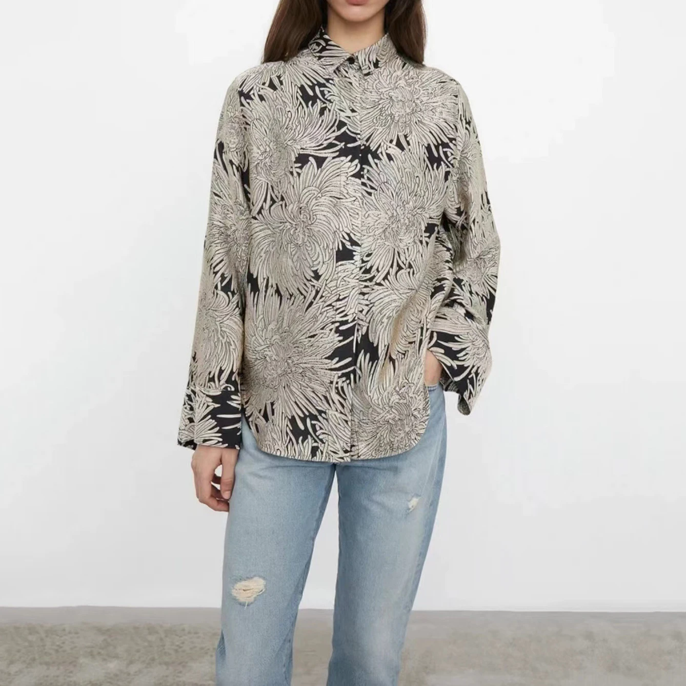 High-end silk shirt women's clothing, summer new gold chrysanthemum texture printing all-match straight temperament shirt jacket
High-end silk shirt women's clothing, summer new gold chrysanthemum texture printing all-match straight temperament shirt jacket