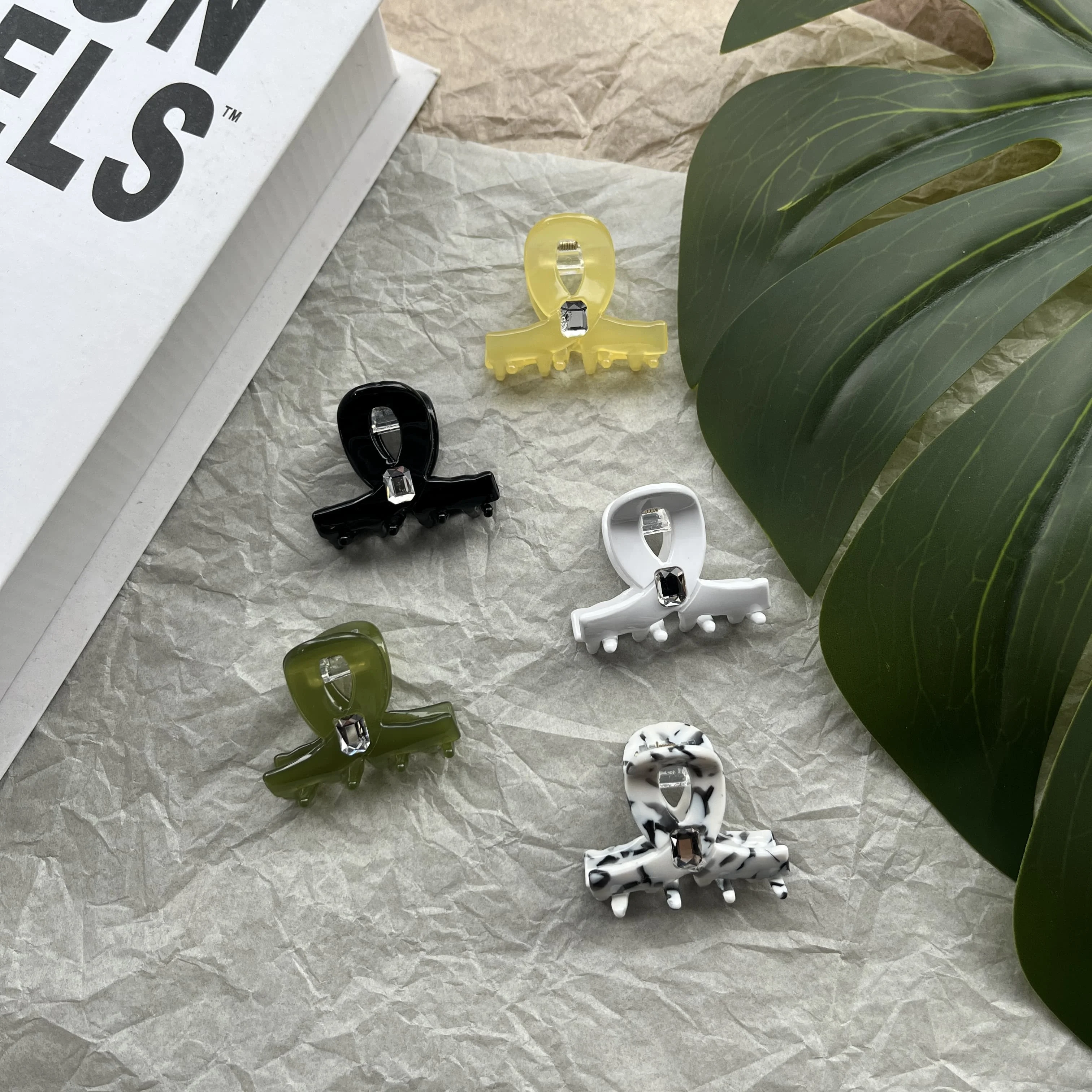 Double Row Teeth Acetate Hair Clips Small Claw Clips for Thin Hair 1/2 Pack 4cm Non-slip Short Hair Accessories for Women
Double Row Teeth Acetate Hair Clips Small Claw Clips for Thin Hair 1/2 Pack 4cm Non-slip Short Hair Accessories for Women
