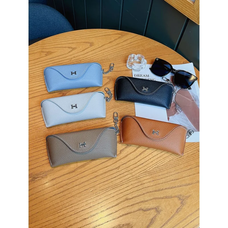 Leather Buckle Anti-Pressure Glasses Case Portable Sunglasses Case Buggy Bag Protective Case Universal
Leather Buckle Anti-Pressure Glasses Case Portable Sunglasses Case Buggy Bag Protective Case Universal