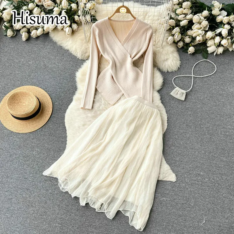 Женский трикотажный костюм-двойка, трикотажный свитер с V-образным вырезом и длинным рукавом и юбка-трапеция из органзы с высокой талией, весна 2023 
Женский трикотажный костюм-двойка, трикотажный свитер с V-образным вырезом и длинным рукавом и юбка-трапеция из органзы с высокой талией, весна 2023