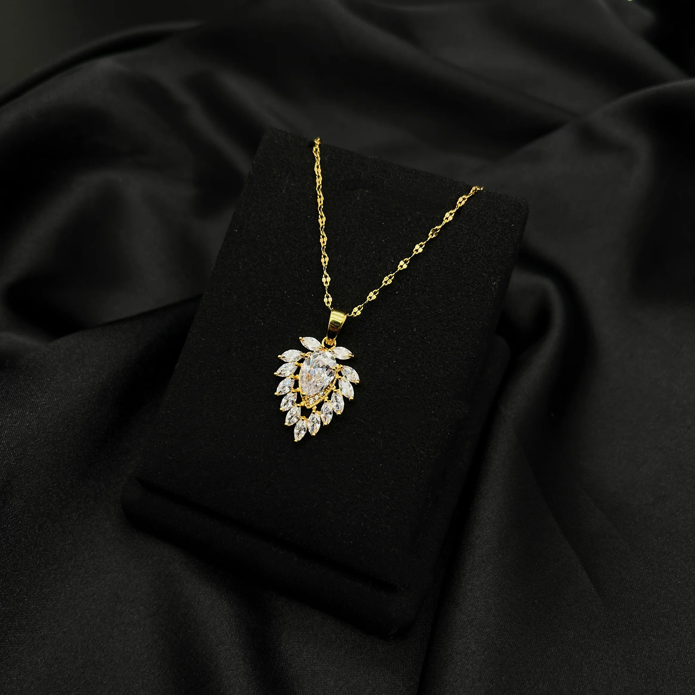 MANDI Wholesale Price Heart Shape Irregular Design Zircon Necklace 18k Gold Plated Clavicle Chain for Women Jewelry Gift
MANDI Wholesale Price Heart Shape Irregular Design Zircon Necklace 18k Gold Plated Clavicle Chain for Women Jewelry Gift