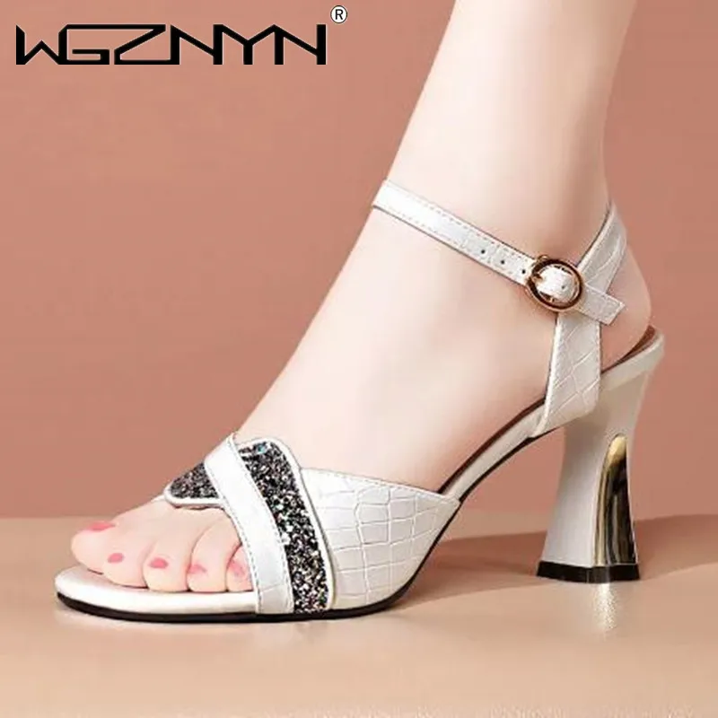 Сандалии женские летние из мягкой кожи на толстом каблуке 
Сандалии женские летние из мягкой кожи на толстом каблуке