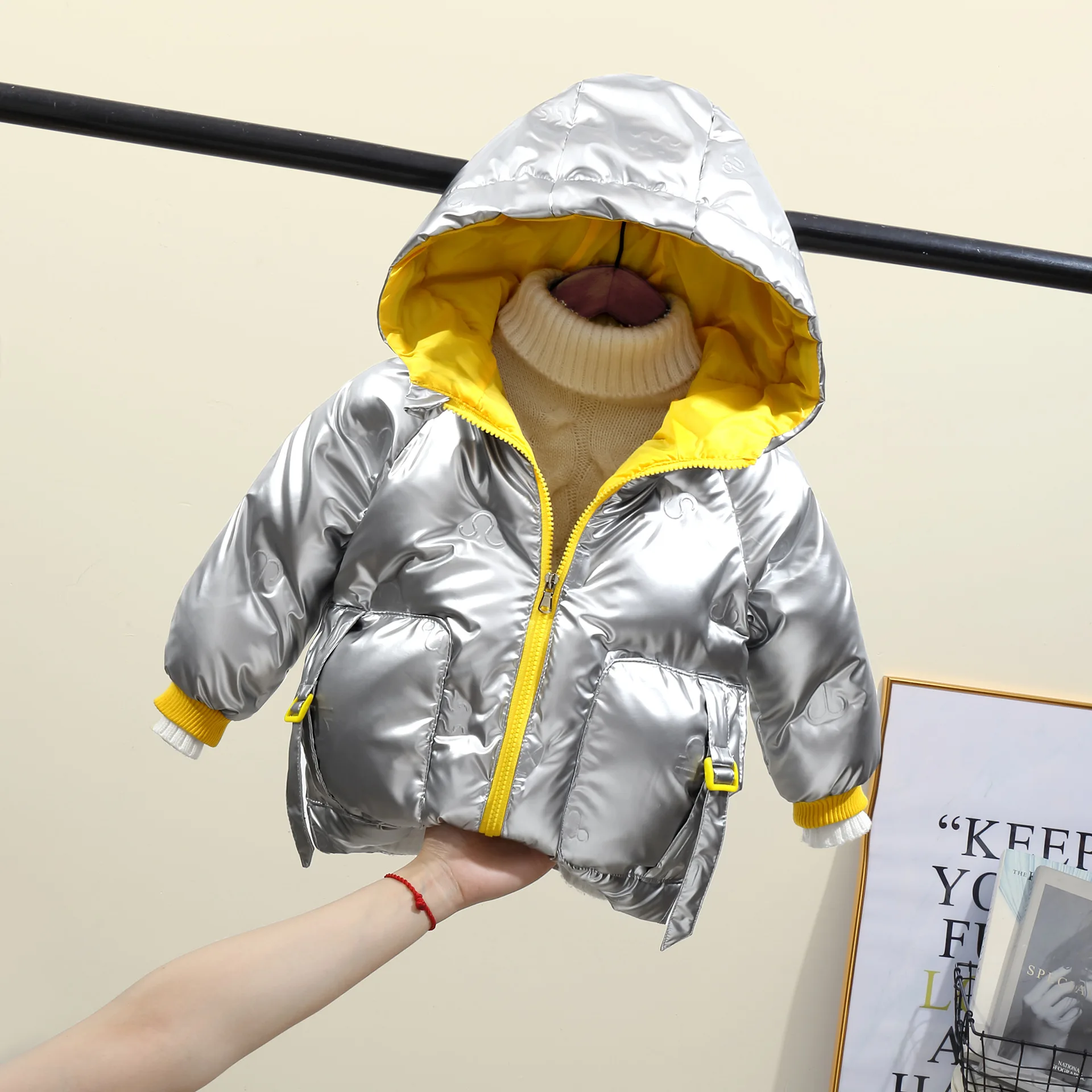 Детская зимняя куртка для маленьких мальчиков, водонепроницаемые пальто, модная детская куртка на утином пуху, одежда с капюшоном для девочек TZ887
Детская зимняя куртка для маленьких мальчиков, водонепроницаемые пальто, модная детская куртка на утином пуху, одежда с капюшоном для девочек TZ887