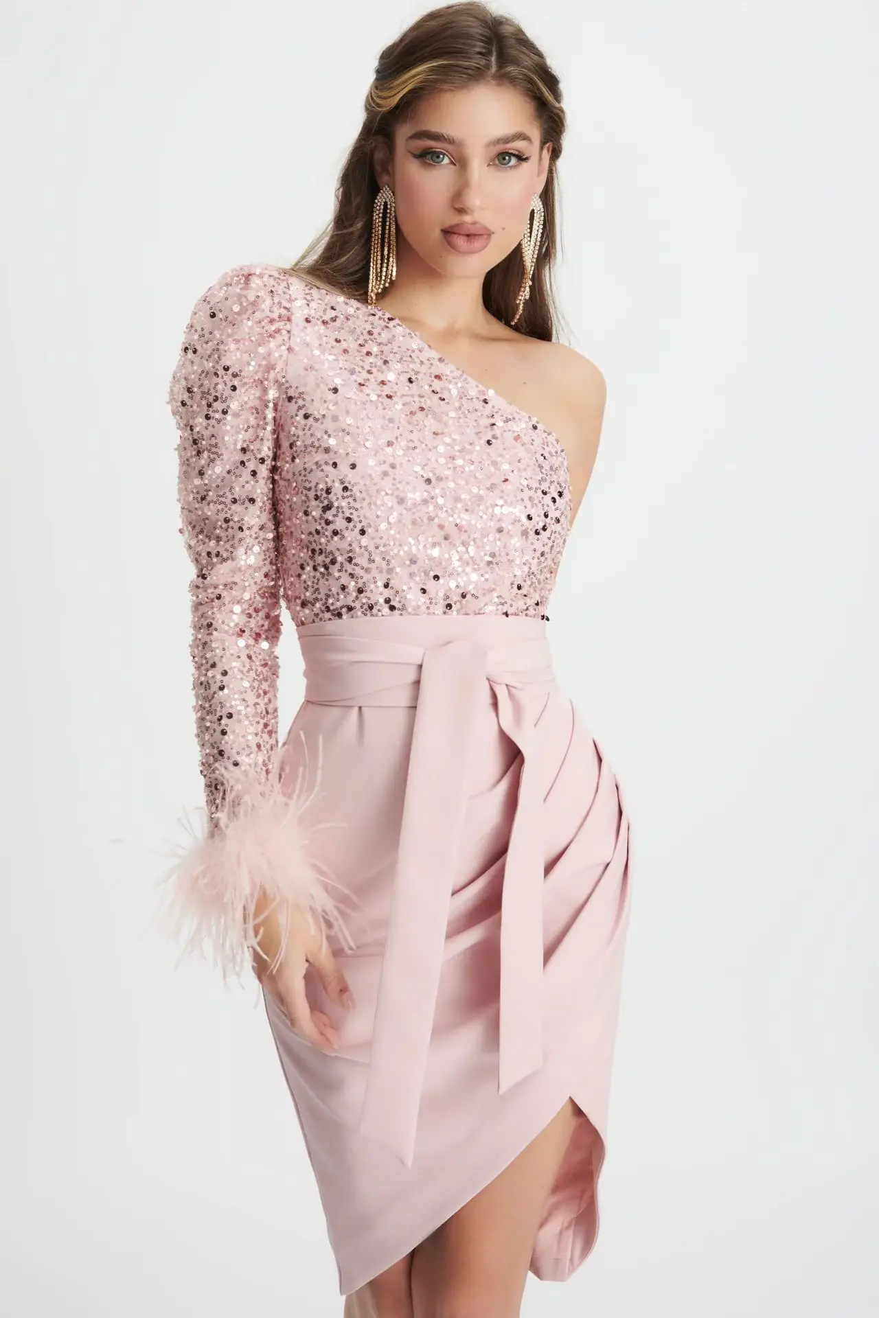 Irregular Slash Shoulder Sequined Feather Women Dress Sexy Long Sleeve Backless High Waist Lady Dresses Female Evening Robe
Irregular Slash Shoulder Sequined Feather Women Dress Sexy Long Sleeve Backless High Waist Lady Dresses Female Evening Robe
