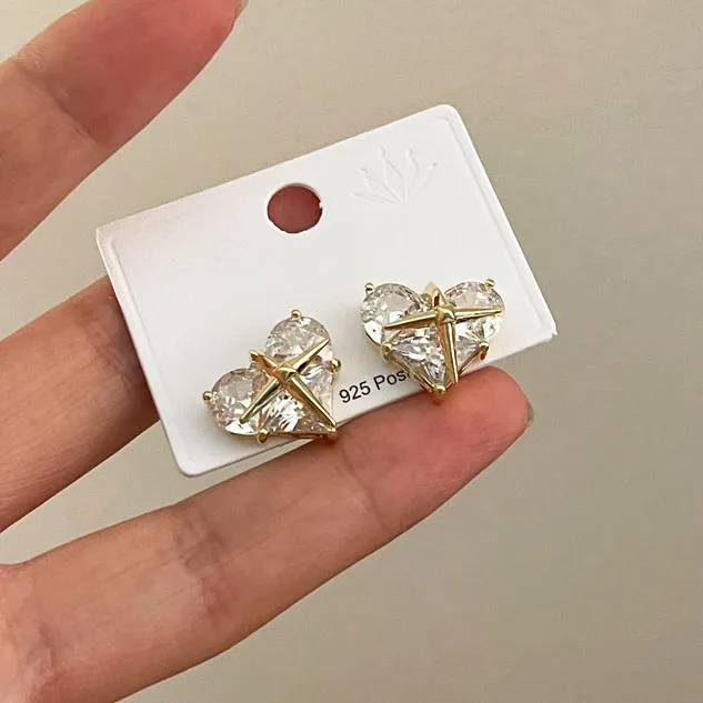 Luxury Brand Design South Korea Stylish Zircon Love Heart Pierced Stud Earrings For Women New Charms Japanese Ear Jewelry Gift
Luxury Brand Design South Korea Stylish Zircon Love Heart Pierced Stud Earrings For Women New Charms Japanese Ear Jewelry Gift