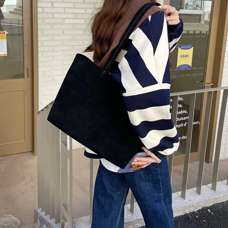 Women's One-shoulder Bag Large-capacity Bag Leisure All-match Handbag Shopping Bag 2022 New Retro Suede Premium Tote Bag
Women's One-shoulder Bag Large-capacity Bag Leisure All-match Handbag Shopping Bag 2022 New Retro Suede Premium Tote Bag