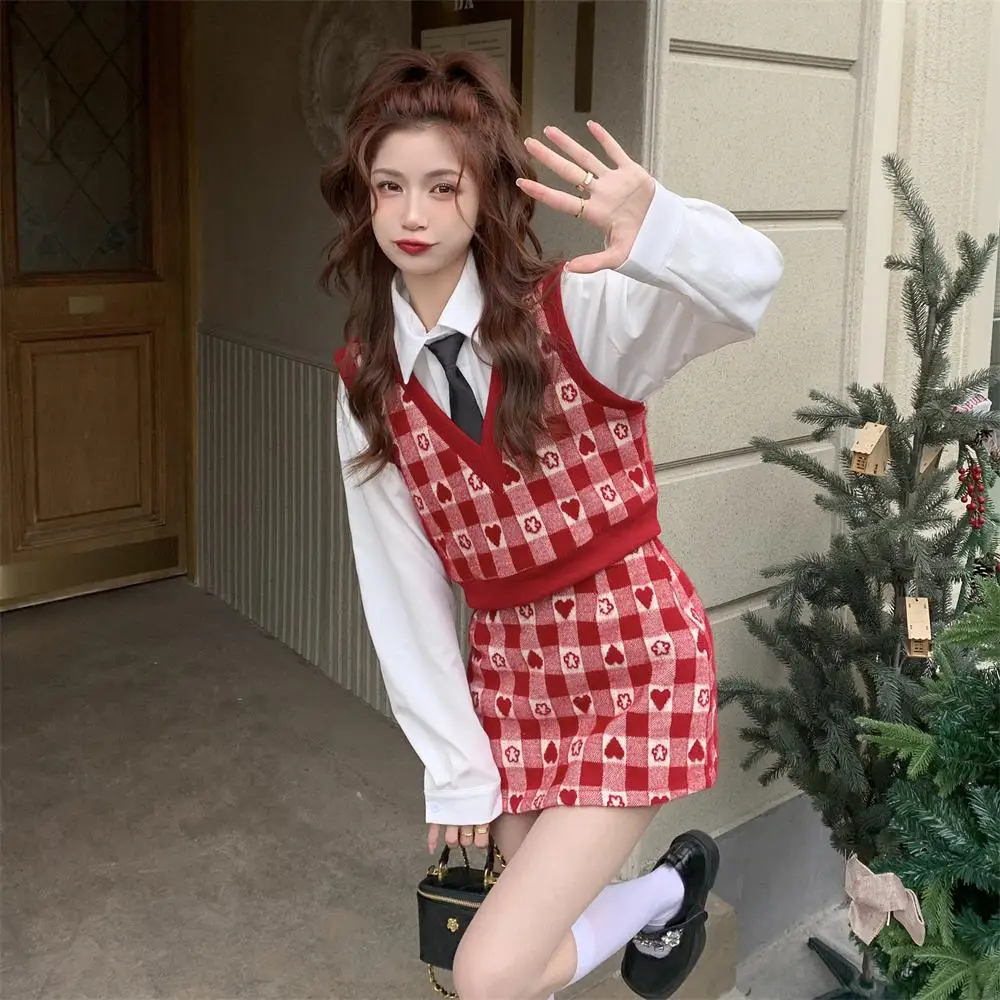 Make firm offers light sweet girl ~ red v-neck knitted vest vest skirt of tall waist three-piece women in the spring
Make firm offers light sweet girl ~ red v-neck knitted vest vest skirt of tall waist three-piece women in the spring