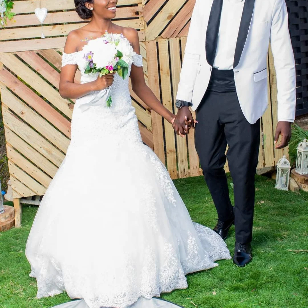 Newest Off the Shoulder African Mermaid Wedding Dresses Sweep Train Plus Size Lace Elegant Bridal Gowns
Newest Off the Shoulder African Mermaid Wedding Dresses Sweep Train Plus Size Lace Elegant Bridal Gowns
