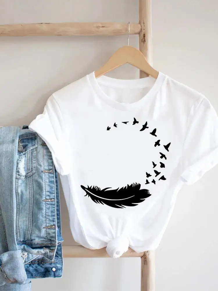 Футболка женская летняя с принтом перьев и коротким рукавом
Футболка женская летняя с принтом перьев и коротким рукавом