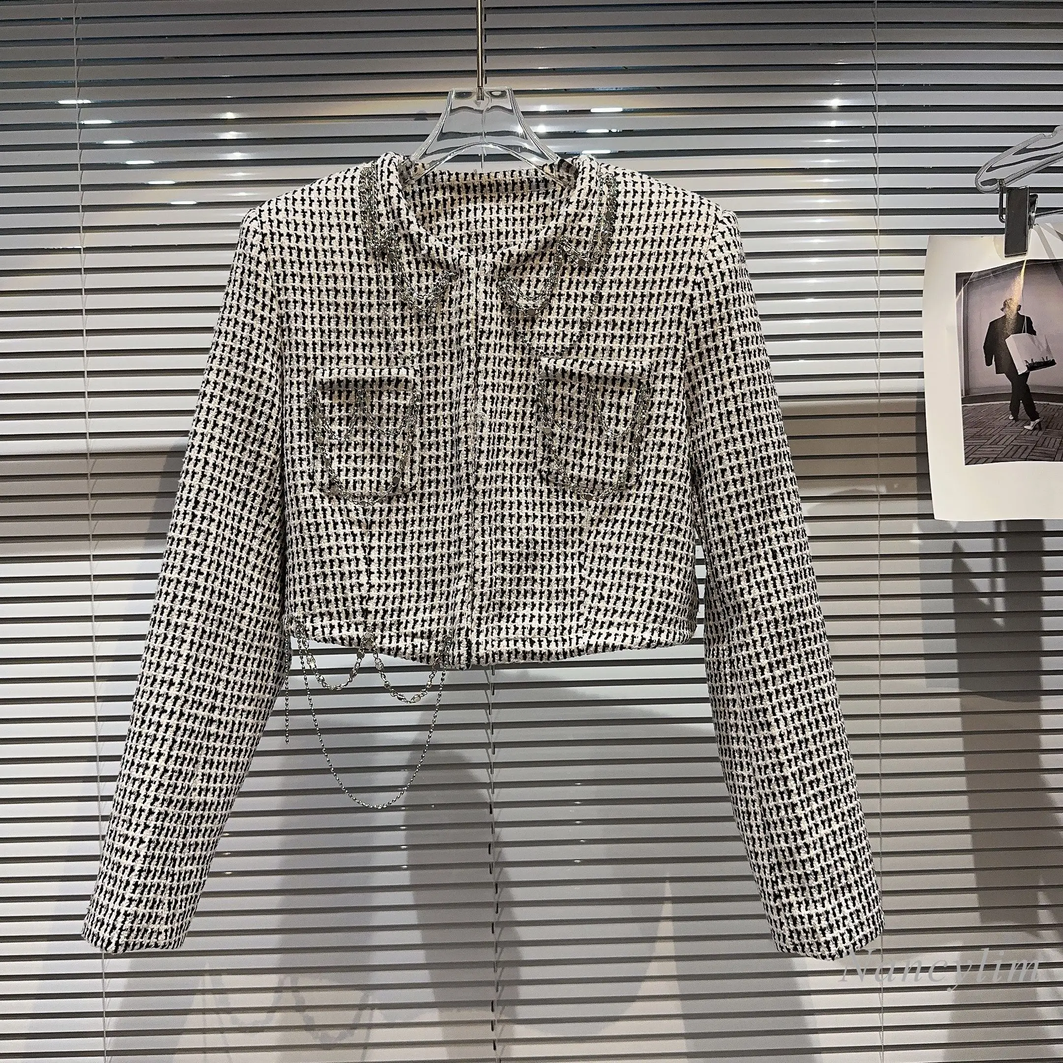 2023 Autumn New Short Plaid Jacket for Women Classic Style Metal Chain Pocket Houndstooth Tweed Padded Shoulder Short Coats
2023 Autumn New Short Plaid Jacket for Women Classic Style Metal Chain Pocket Houndstooth Tweed Padded Shoulder Short Coats