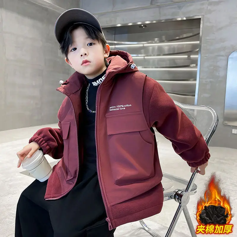 Осенне-зимняя плюшевая куртка для мальчиков, новинка 2023, одежда из двух предметов с имитацией подделки для мальчиков, утепленная теплая куртка, одежда, пальто с длинным рукавом
Осенне-зимняя плюшевая куртка для мальчиков, новинка 2023, одежда из двух предметов с имитацией подделки для мальчиков, утепленная теплая куртка, одежда, пальто с длинным рукавом
