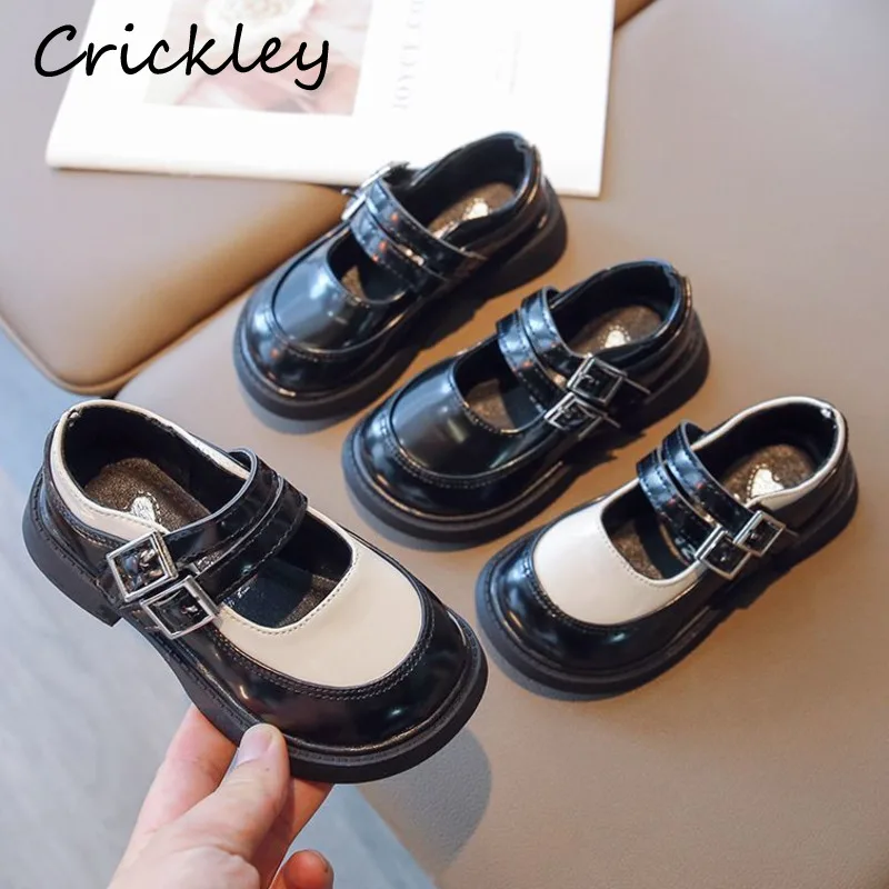 

2023 обувь на плоской подошве с пряжкой для девочек, демисезонные детские туфли из искусственной кожи с мелким верхом, черные детские ботинки в британском стиле с липучкой