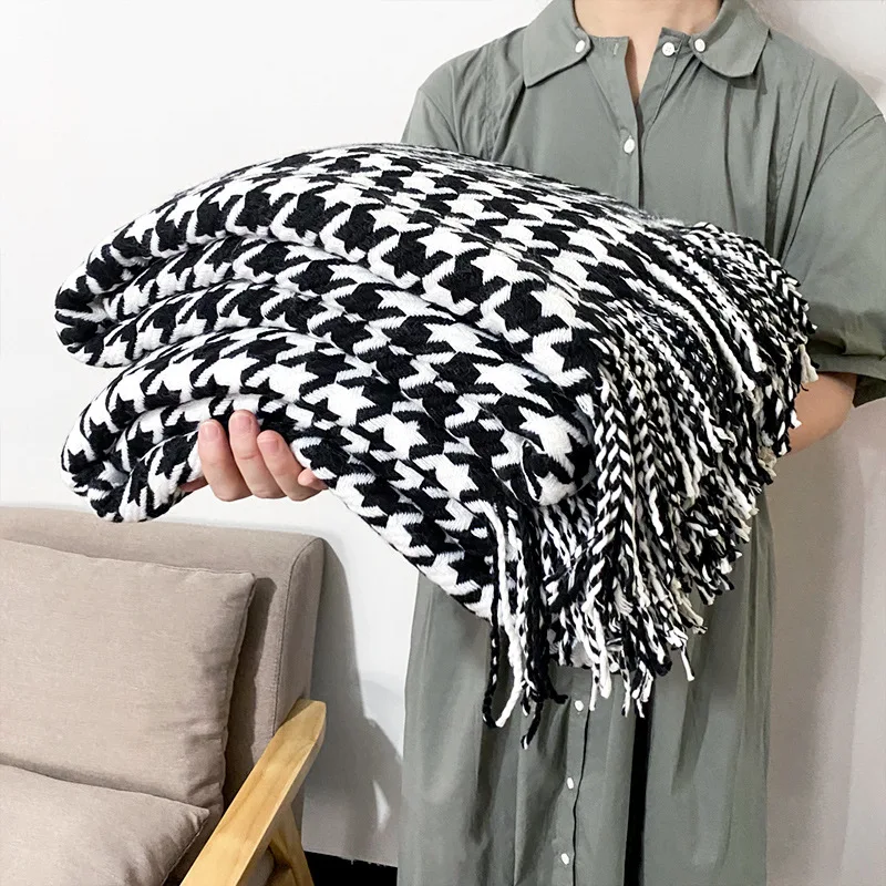 Modern Simple Throw Blanket Black and White Houndstooth Decor Sofa Blanket Homestay Hotel Bed Towel Bed Flag Soft Scarf Tassel
Modern Simple Throw Blanket Black and White Houndstooth Decor Sofa Blanket Homestay Hotel Bed Towel Bed Flag Soft Scarf Tassel