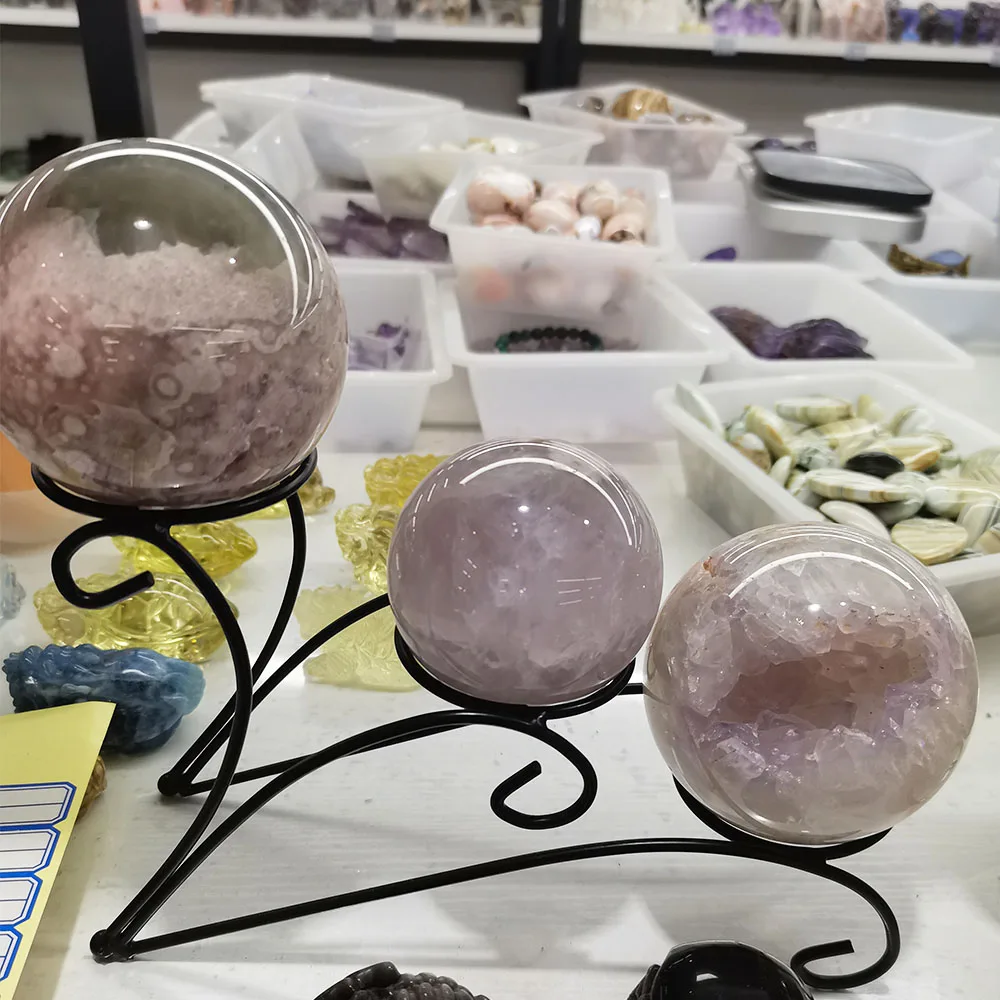 Современная металлическая подставка для фотографий с кристаллами и тремя сферами
Современная металлическая подставка для фотографий с кристаллами и тремя сферами