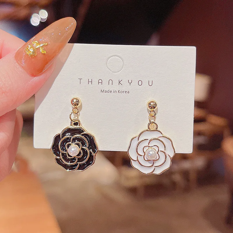 S925 Silvers 2021 New Korean Black and White Camellia Dangle Earrings Simple Exquisite Jewellery for Woman Earrings Fashion
S925 Silvers 2021 New Korean Black and White Camellia Dangle Earrings Simple Exquisite Jewellery for Woman Earrings Fashion