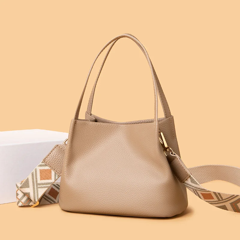 Fashion Genuine Leather Women Bag Totes Luxury Ladies Shoulder Bags Soft Cow Cowhide Ladies Handbags Small Women's Messenger Sac 
Fashion Genuine Leather Women Bag Totes Luxury Ladies Shoulder Bags Soft Cow Cowhide Ladies Handbags Small Women's Messenger Sac