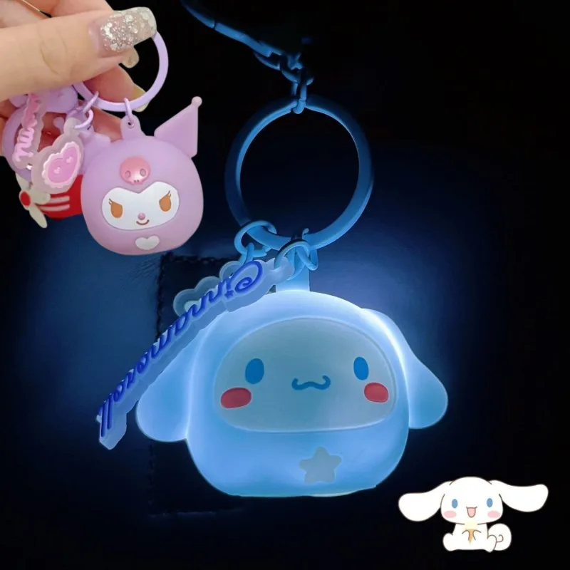 Брелок с подсветкой Kuromi Cinnamoroll, мультяшное украшение для куклы аниме, школьный портфель, милые аксессуары, Детские Подарочные игрушки
Брелок с подсветкой Kuromi Cinnamoroll, мультяшное украшение для куклы аниме, школьный портфель, милые аксессуары, Детские Подарочные игрушки