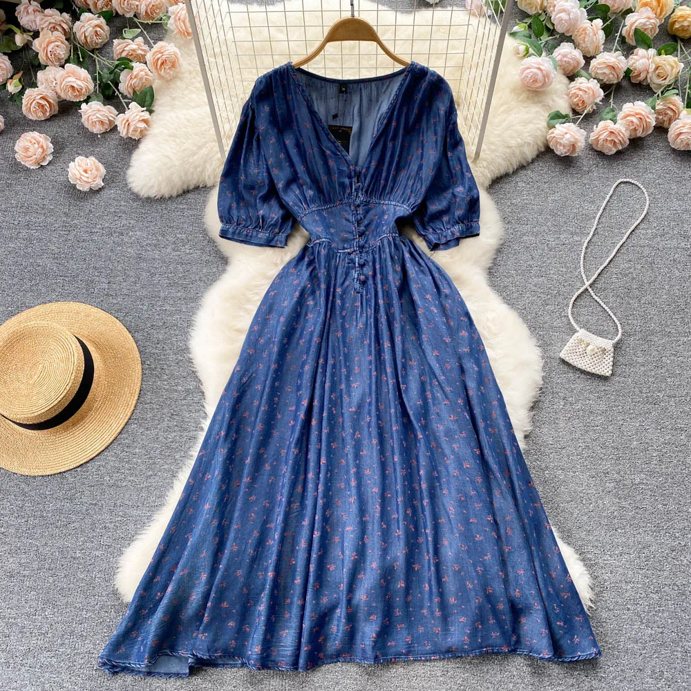 VANOVICH Summer New French Vintage V-neck Puff Sleeves Denim Floral Dress Slim Waist Fashion Temperament Mid-Calf A-LINE Dress
VANOVICH Summer New French Vintage V-neck Puff Sleeves Denim Floral Dress Slim Waist Fashion Temperament Mid-Calf A-LINE Dress