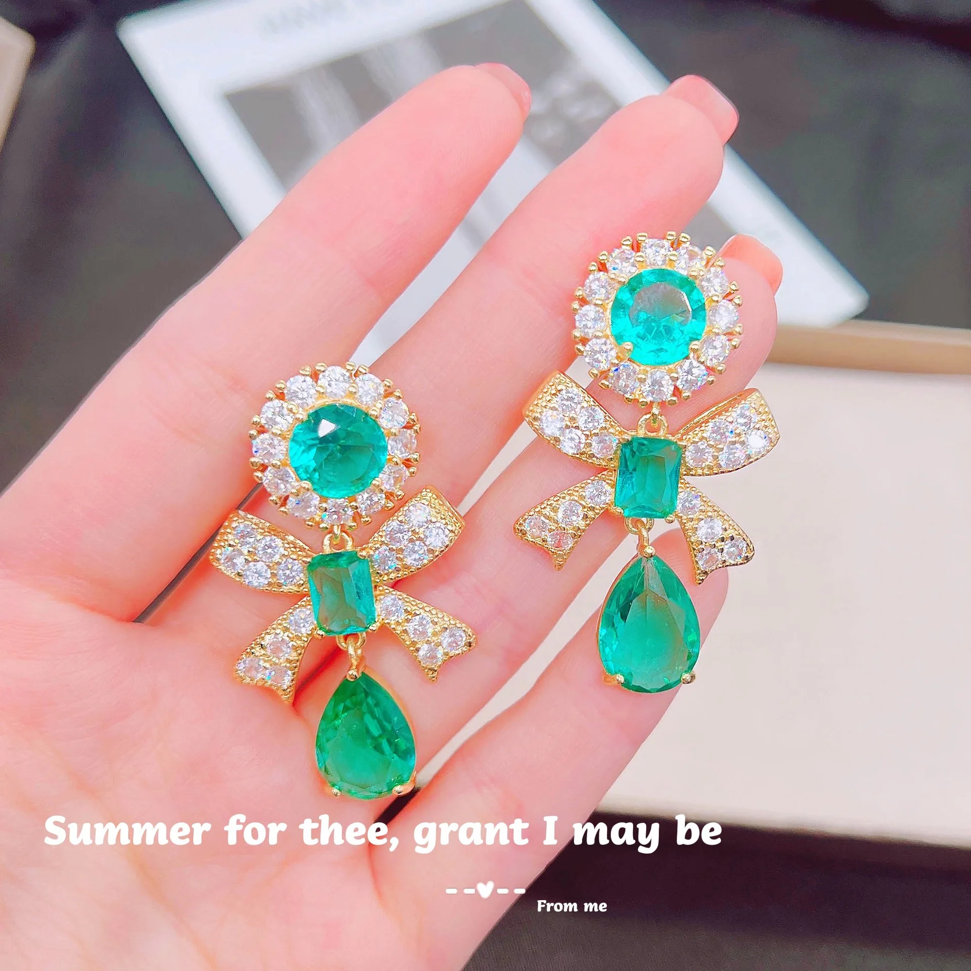 BLACK ANGEL Vintage Luxury Green Zircon Bow Crystal Stud Earrings Gold Female Big Water Drop Sunflower CZ Long Earrings Jewelry
BLACK ANGEL Vintage Luxury Green Zircon Bow Crystal Stud Earrings Gold Female Big Water Drop Sunflower CZ Long Earrings Jewelry