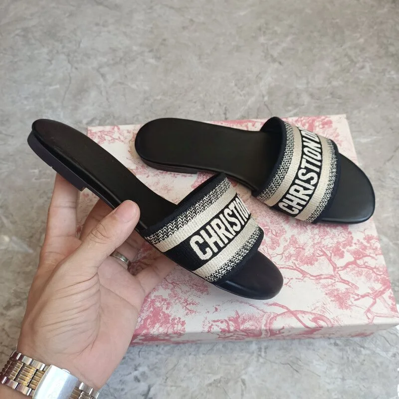 2023 Summer New Slippers for Women Outerwear Flat Bottom Slippers with Embroidered Letters for Women's Sandals 
2023 Summer New Slippers for Women Outerwear Flat Bottom Slippers with Embroidered Letters for Women's Sandals