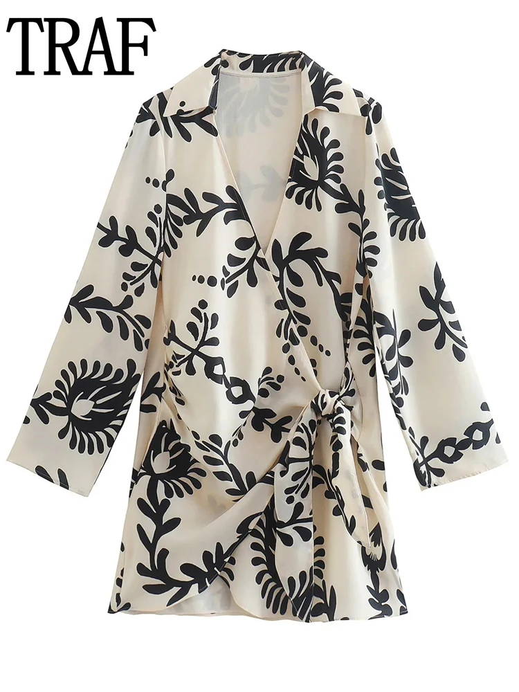 Платье-мини атласное с запахом, длинным рукавом и принтом 
Платье-мини атласное с запахом, длинным рукавом и принтом