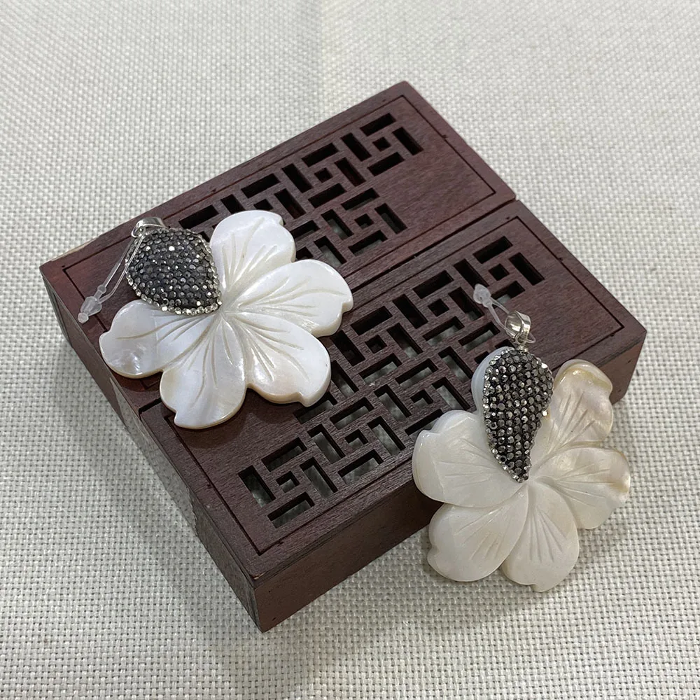Beautiful Natural White Freshwater Pearl Rhinestones Shell Flower Pendant Necklace for Fashion DIY Necklace Earring Accessories
Beautiful Natural White Freshwater Pearl Rhinestones Shell Flower Pendant Necklace for Fashion DIY Necklace Earring Accessories