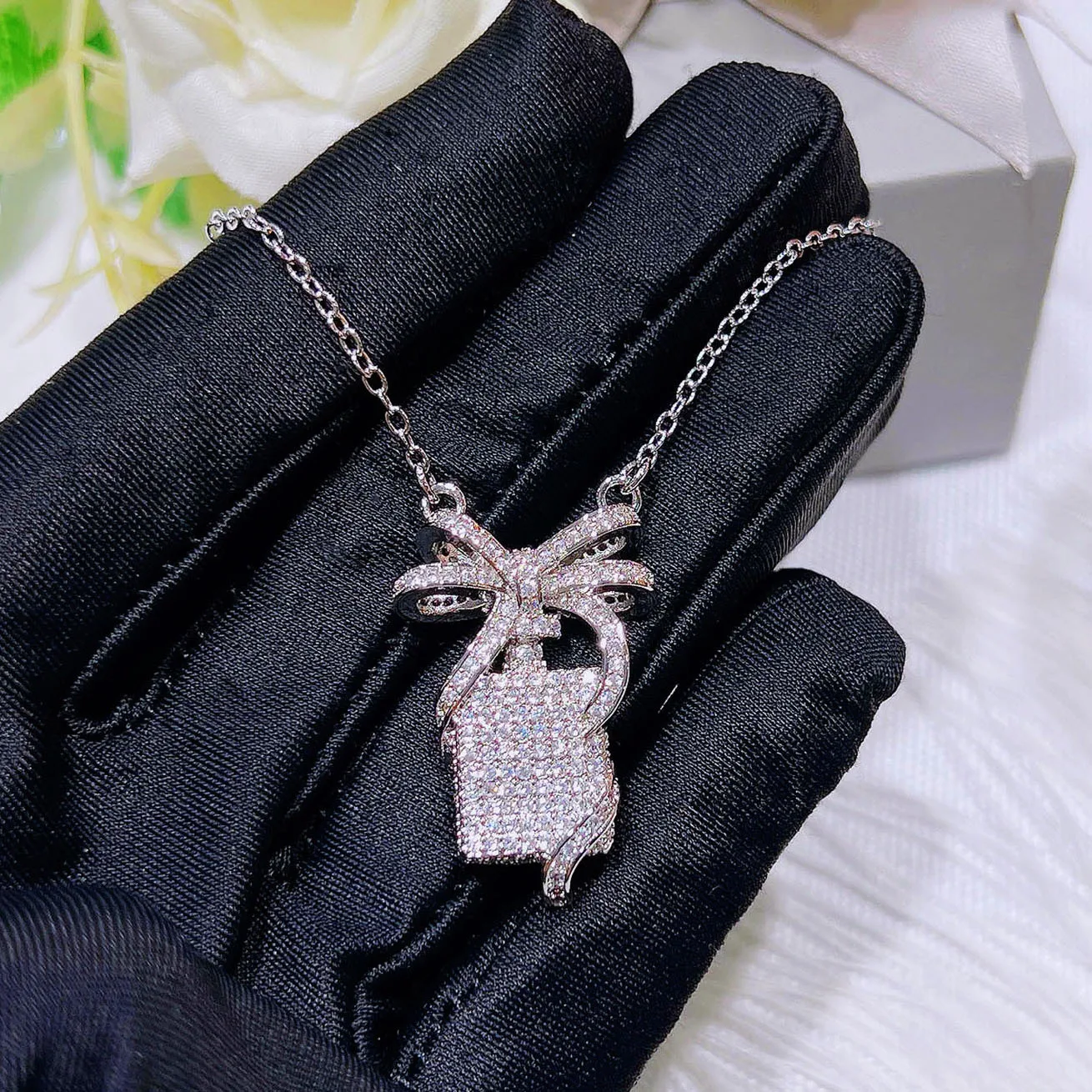 Foydjew Luxury Micro-inlaid Full Zircon Bowknot Perfume Bottle Pendant Necklaces Super Fairy Solid Bowknot Necklace For Girl
Foydjew Luxury Micro-inlaid Full Zircon Bowknot Perfume Bottle Pendant Necklaces Super Fairy Solid Bowknot Necklace For Girl